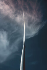 Pale d'&eacute;olienne s'&eacute;levant vers un ciel nuageux