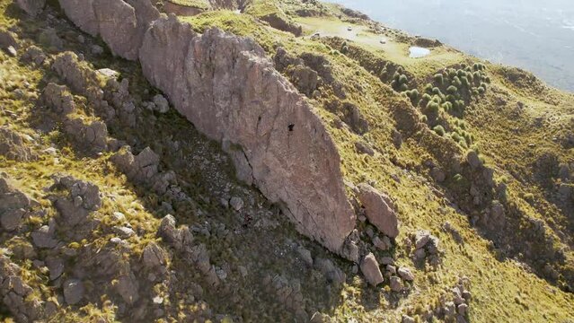 Escalada en muro natural. Escalar. Montagna, o monta&ntilde;a, El filo. Merlo. San Luis, Argentina. Un dia de verano, vista a&eacute;rea desde dron.