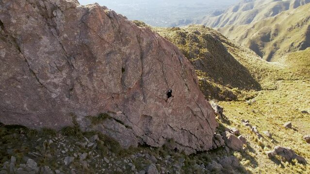 Escalada en muro natural. Escalar. Montagna, o monta&ntilde;a, El filo. Merlo. San Luis, Argentina. Un dia de verano, vista a&eacute;rea desde dron.