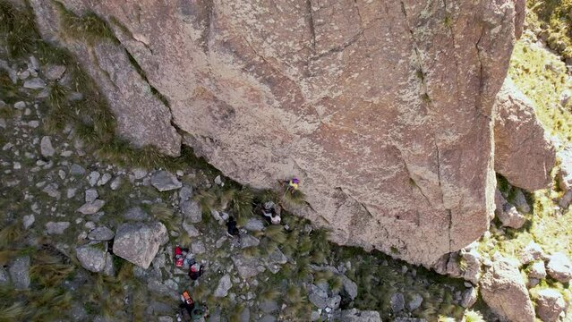 Escalada en muro natural. Escalar. Montagna, o monta&ntilde;a, El filo. Merlo. San Luis, Argentina. Un dia de verano, vista a&eacute;rea desde dron.