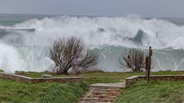 Oleaje en la playa de A Marosa en Burela, Galicia