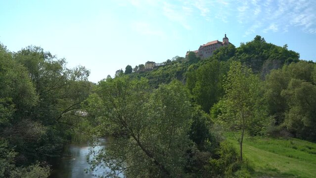 Blick auf die Dornburger Schl&ouml;sser auf den H&ouml;hen und und die Saale im Tal