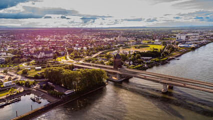 Fototapeta premium Luftaufnahme der Stadt Worms mit Rhein, Niebelungenbrücke und Dom bei Sonnenschein