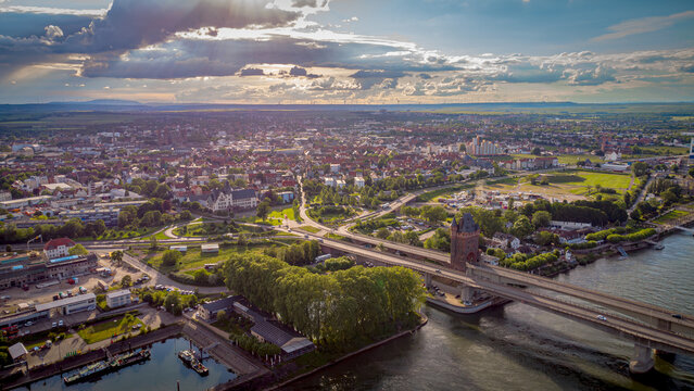 Luftaufnahme der Stadt Worms mit Rhein, Niebelungenbr&uuml;cke und Dom bei Sonnenschein