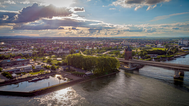 Luftaufnahme der Stadt Worms mit Rhein, Niebelungenbr&uuml;cke und Dom bei Sonnenschein