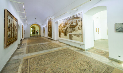 Obraz premium TUNIS, TUNISIA - APRIL 2 2024: Hall of roman period in National Bardo Museum in Tunisia