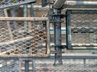 上から見下ろす建設現場の足場