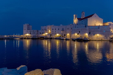 Cattedrale di Giovinazzo (Bari Puglia) in veduta panoramica dopo il tramonto 