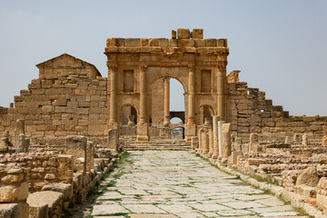 Obraz premium Arch of Antoninus Pius in Roman ancient city Sufetula in Sbeitla, Tunisia