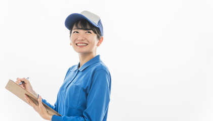 チェックリスト・配送表・伝票・書類をチェック・記入する配送業の女性
