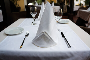 レストランの美しくセッティングされたテーブル