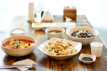 식탁 위에 탕수육과 짜장면, 짬뽕이 놓여 있는 모습