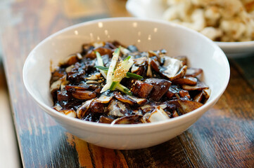 식탁 웨에 플레이팅 된 짜장면 모습