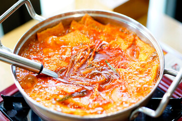 떡볶이를 끓이는 모습