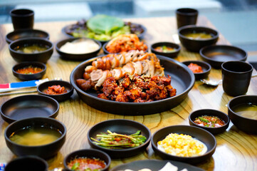 식탁 위에 족발 한 접시가 놓여 있는 모습