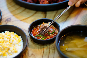 족발을 젓가락으로 먹는 모습