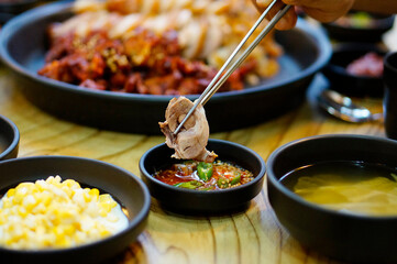 식탁 위에 플레이팅 된 족발을 먹는 모습