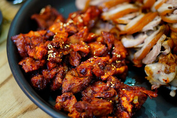 식탁 위에 플레이팅 된 족발을 먹는 모습