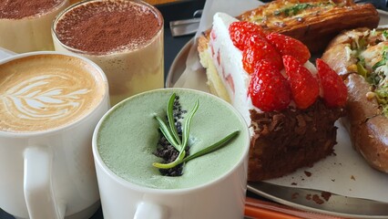 식탁 위에 놓인 케이크와 빵 커피