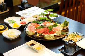 식탁 위에 참치 회를 플레이팅 한 모습