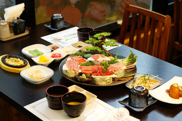 식탁 위에 참치 회를 플레이팅 한 모습