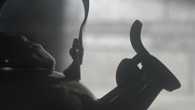 Kettle Boiling -  Steaming nozzle closed hand flips open MCS