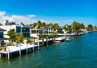 Obraz premium Luxury resort at summertime. Travel to tropical bay of Florida. Summer vacation in tropical paradise resort. Luxury summer villa with yacht pier. Vacation in summer paradise. Exotic paradise resort