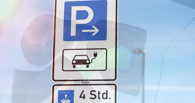 Ein Elektroauto wird an einer Ladestation aufgeladen