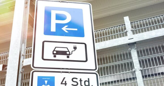 Ein Schild weist auf eine Ladestation f&uuml;r ein Elektroauto hin