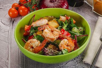 Salad with prawn and quinoa