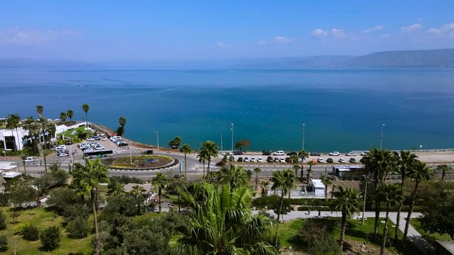 Sea of ​​Galilee.  Kinneret.
On a beautiful spring day, lots of color and pastoral.
with an ancient building on the banks of the lake.
North Israel.
The tomb of Rabbi Meir Bael Hans.
date trees.
