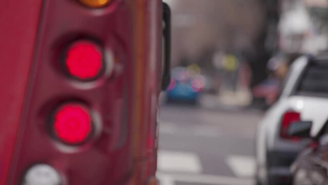 Luces de freno de un colectivo, bus, transporte publico en la parada de un semaforo.