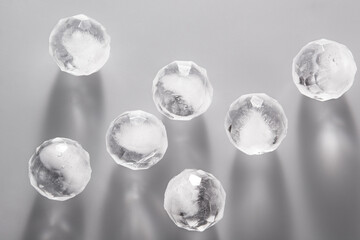 회색테이블에 동그란 얼음이 여러개 놓여있다.