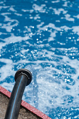 Schwimmbecken mit Wasser füllen