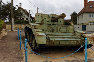 Le char Mark IV Centaur, exposé rue du Docteur-Turgis, à Hermanville-sur-Mer (Calvados),de la seconde guerre mondiale