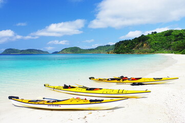 沖縄県西表島　船浮のイダの浜に停泊するシーカヤック
