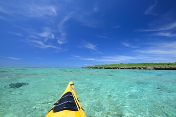 沖縄県新城島沖の海を漕ぎ進むシーカヤック