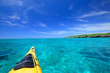 沖縄県新城島沖の海を漕ぎ進むシーカヤック