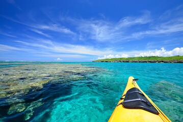 沖縄県新城島沖の海を漕ぎ進むシーカヤック