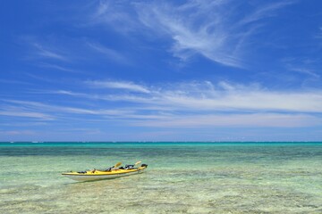 Fototapeta premium 沖縄県新城島 ポツンと海に浮かぶカヤック