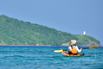 沖縄県西表島　イダの浜沖を漕ぎ進むシーカヤック