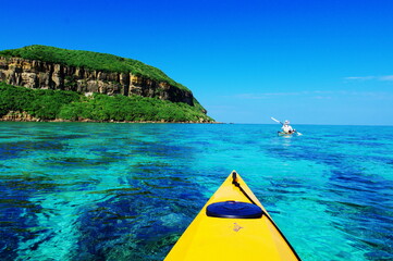 沖縄県西表島西部の海を漕ぎ進むシーカヤック