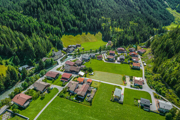 Die Gemeinde Steeg im Tiroler Lechtal von oben