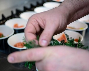Mise en boîte de repas à emporter dans un restaurant