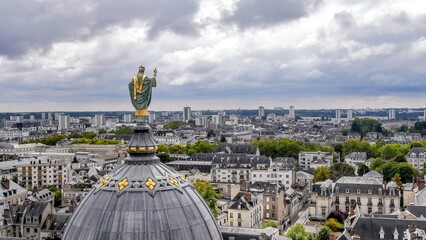 Statue Saint-Martin au sommet de la basilique surplombant la ville de Tours © Flavie