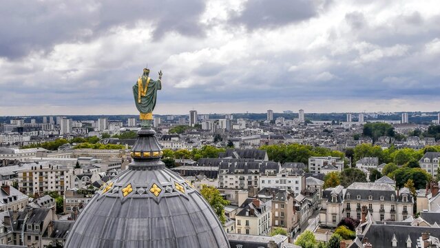 Statue Saint-Martin au sommet de la basilique surplombant la ville de Tours