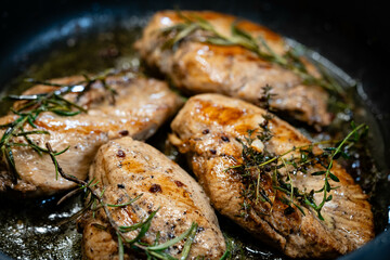 Gebratenes Hähnchenbrustfilet mit Kräutern und Gewürzen