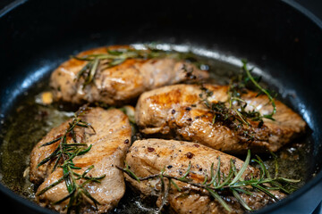 Gebratenes Hähnchenbrustfilet mit Kräutern und Gewürzen