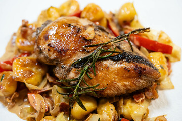 Gebratenes Hähnchenbrustfilet mit Kräutern und Gewürzen