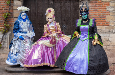 Naklejka premium Masked ladies in dresses